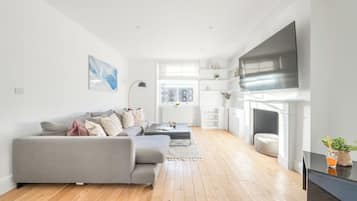 Apartamento urbano, 3 quartos, para não fumantes, vista para a cidade | Área de estar | Smart TV 40 polegadas com canais via satélite