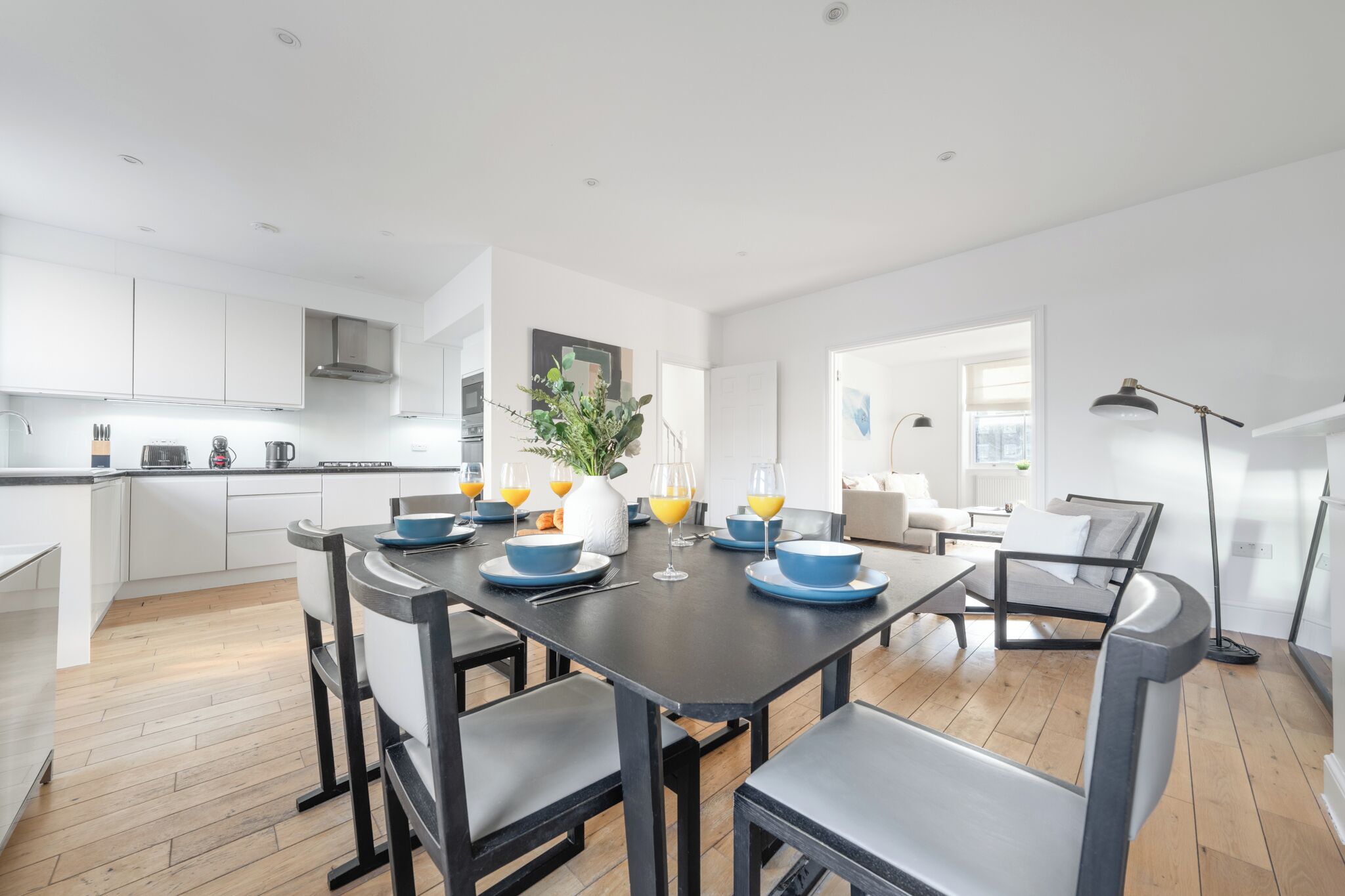 City Apartment, 3 Bedrooms, Non Smoking, City View | In-room dining