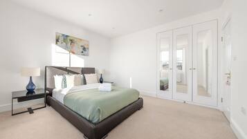 City Apartment, 3 Bedrooms, Non Smoking, City View | Iron/ironing board, cots/infant beds, travel cot, free WiFi