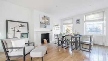 City Apartment, 3 Bedrooms, Non Smoking, City View | Living area