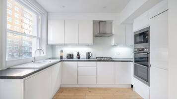 Apartamento urbano, 3 quartos, para não fumantes, vista para a cidade | Cozinha privada | Máquina de café expresso, cafeteira/chaleira, chaleira elétrica