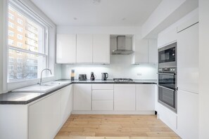 Apartamento urbano, 3 quartos, para não fumantes, vista para a cidade | Cozinha privada | Máquina de café expresso, cafeteira/chaleira, chaleira elétrica