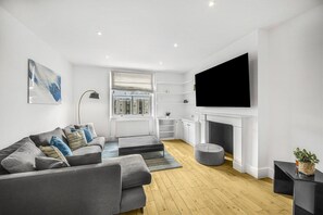 Apartamento urbano, 3 quartos, para não fumantes, vista para a cidade | Área de estar | Smart TV 40 polegadas com canais via satélite