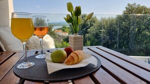Outdoor dining - 3-bedroom villa in Raslina with 3 air condition.
Near beach,Šibenik, Vodice... (Raslina)