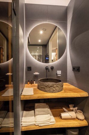 Luxury Apartment with Balcony and  Sauna | 浴室 | 獨立浴缸及淋浴設備、免費梳洗用品、風筒、提供毛巾