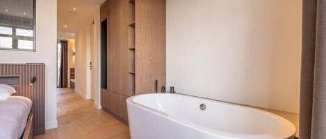 Luxury Apartment with Balcony and Sauna | Premium bedding, in-room safe, blackout drapes, free WiFi