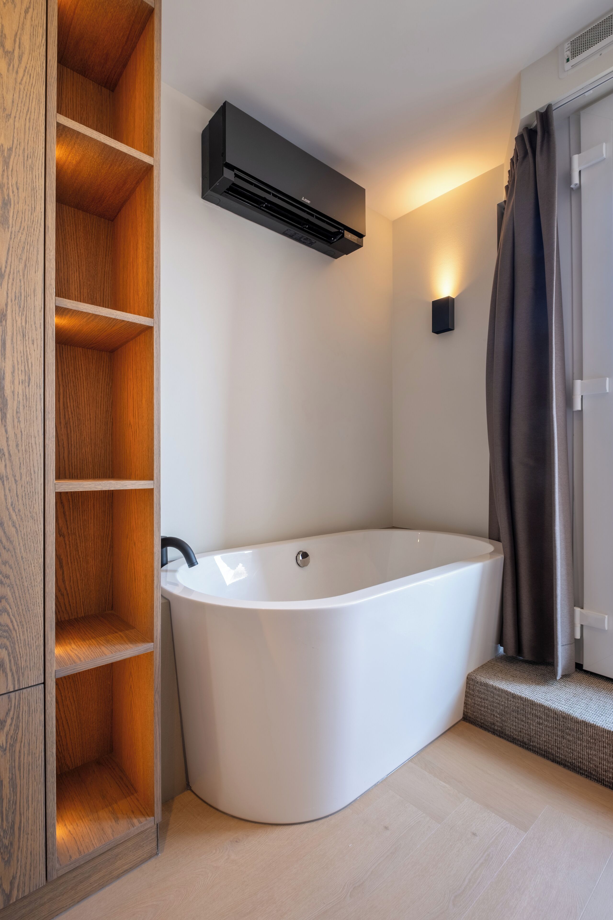 Luxe appartement | Luxe beddengoed, een kluis op de kamer, verduisterende gordijnen