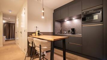 Luxury Apartment with Balcony and Sauna | Cuisine privée | Réfrigérateur, micro-ondes, four, plaque de cuisson