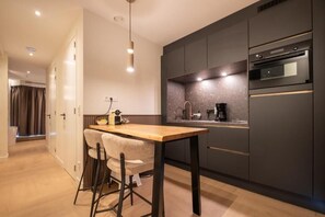 Luxury Apartment with Balcony and  Sauna | Cuisine privée | Réfrigérateur, micro-ondes, four, plaque de cuisson