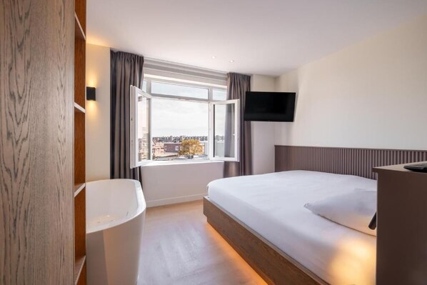 In-room safe, blackout drapes, free WiFi, bed sheets - Four Stories (The Hague)