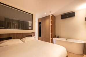 Luxury Apartment with Balcony and  Sauna | Coffres-forts dans les chambres, rideaux occultants, Wi-Fi gratuit