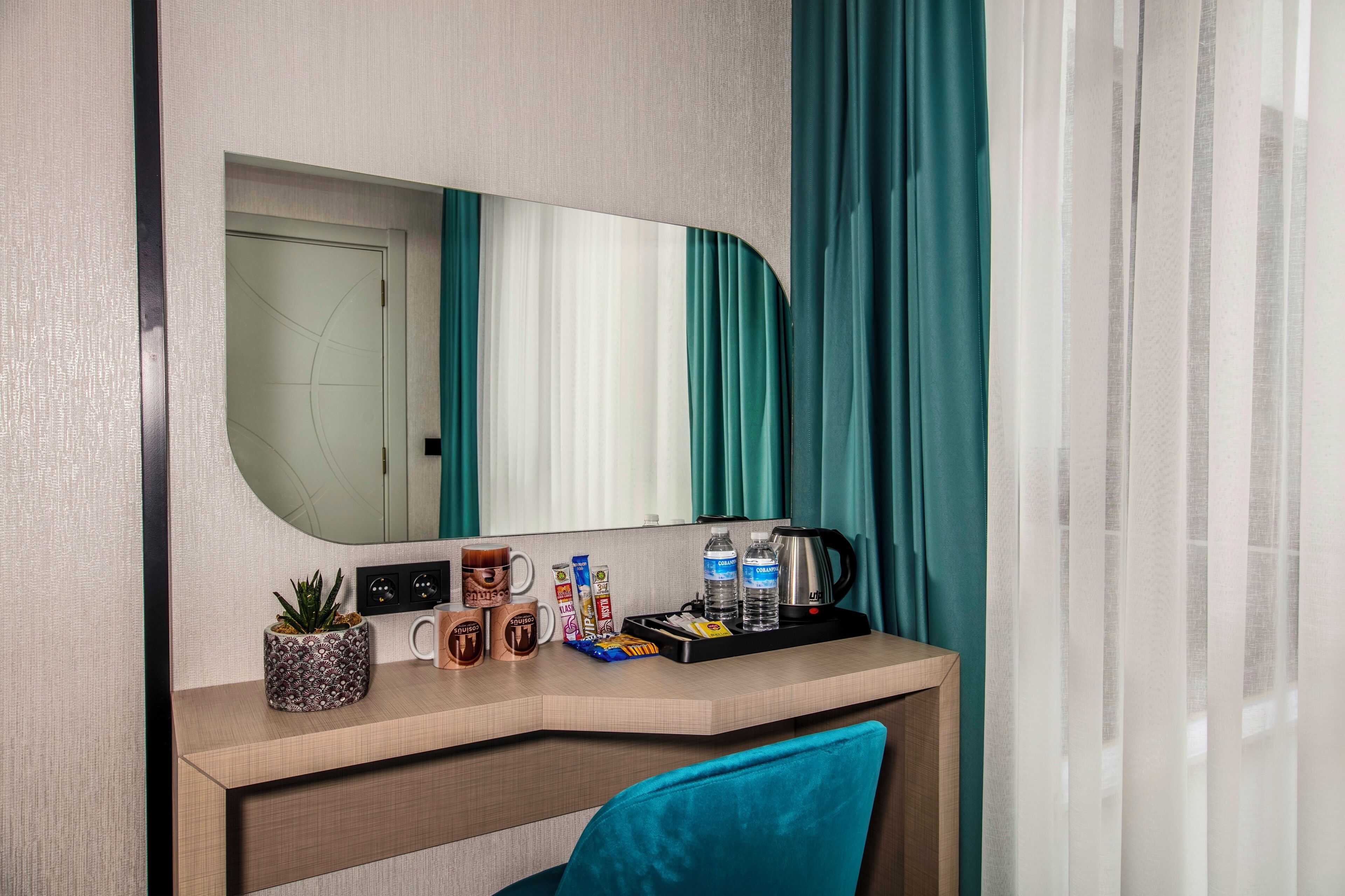 Bureau, espace de travail pour ordinateur portable, Wi-Fi gratuit