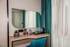 Habitación triple económica | Escritorio, espacio para trabajar con laptop y wifi gratis