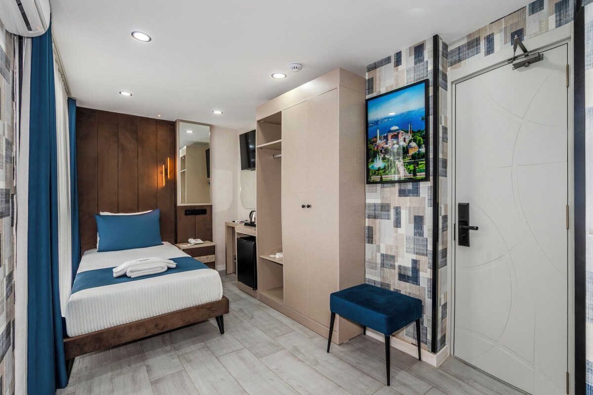 Standard Single Room, Non Smoking | In-room safe, desk, laptop workspace, soundproofing