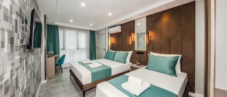 Skrivebord, skrivebord for bærbar PC, wi-fi (inkludert) og sengetøy