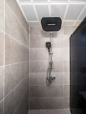 Standard Triple Room | Bathroom | Shower, eco-friendly toiletries, hair dryer, slippers - Cosinüs Airport Hotel (Arnavutköy)
