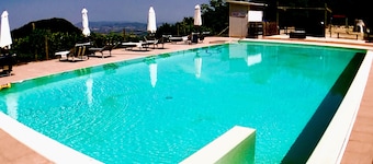 Villa Sole Vini in the Heavenly Heart of Umbria on Top of the World Sleeps 50