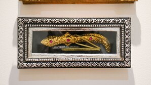 Un souvenir encadré, orné d’un motif de serpent et portant l’inscription « SOUVENIR DU MAROC ».