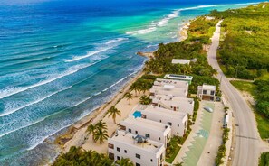 On the beach - Silver Reef 1 Luxury 2BR Beachfront Retreat with Pool (Old Man Bay)