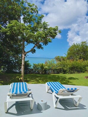 Property grounds - Relaxing 3-bedroom Seaside Retreat (Choc)