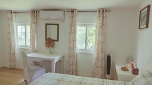 3 habitaciones, tabla de planchar con plancha, wifi y ropa de cama 