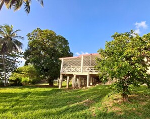 Property grounds - Relaxing 3-bedroom Seaside Retreat (Choc)