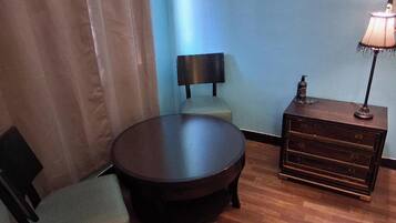 Een 55-inch ledtelevisie met kabelzenders