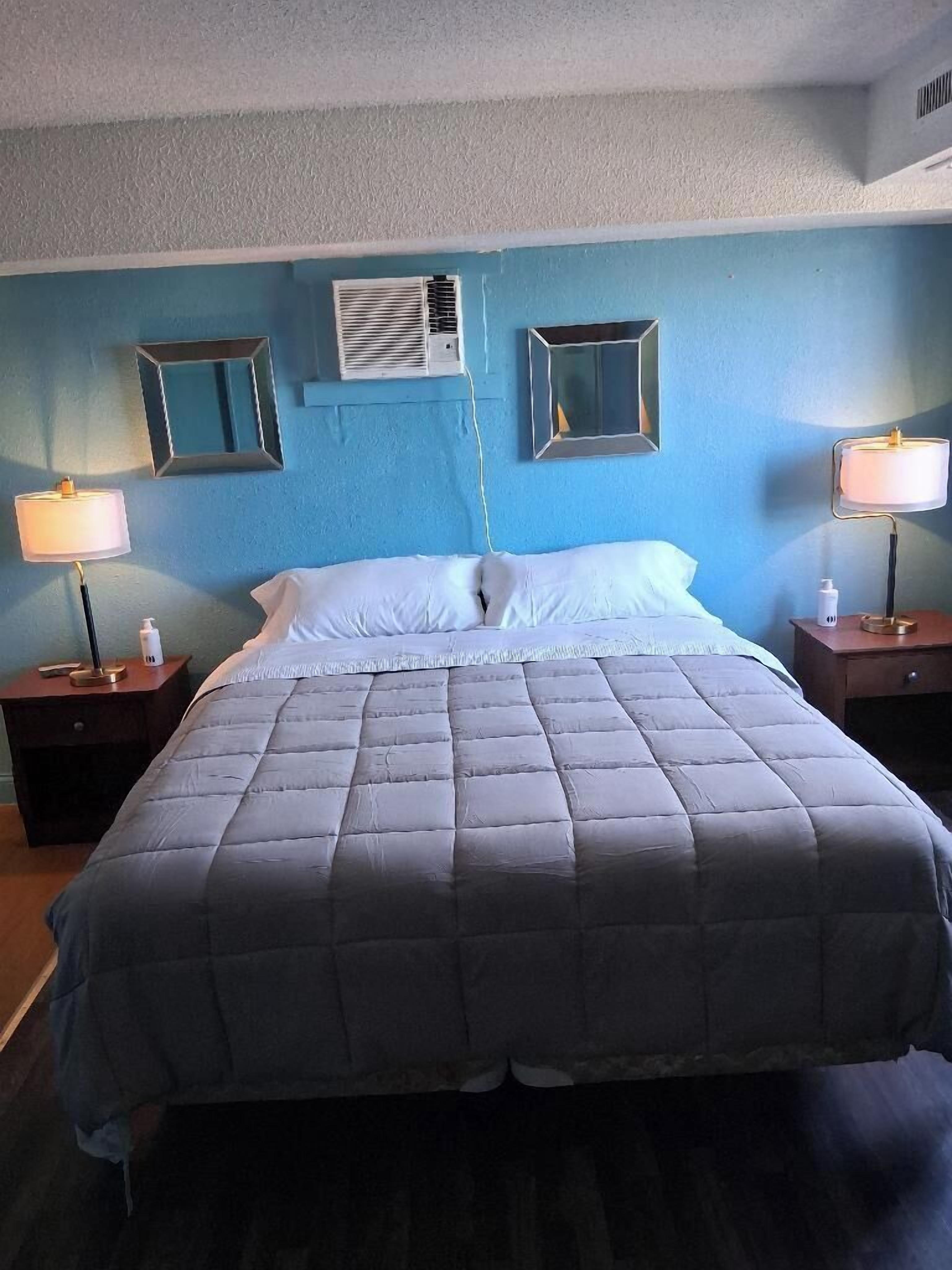 Cortinas blackout, tabla de planchar con plancha y wifi gratis 