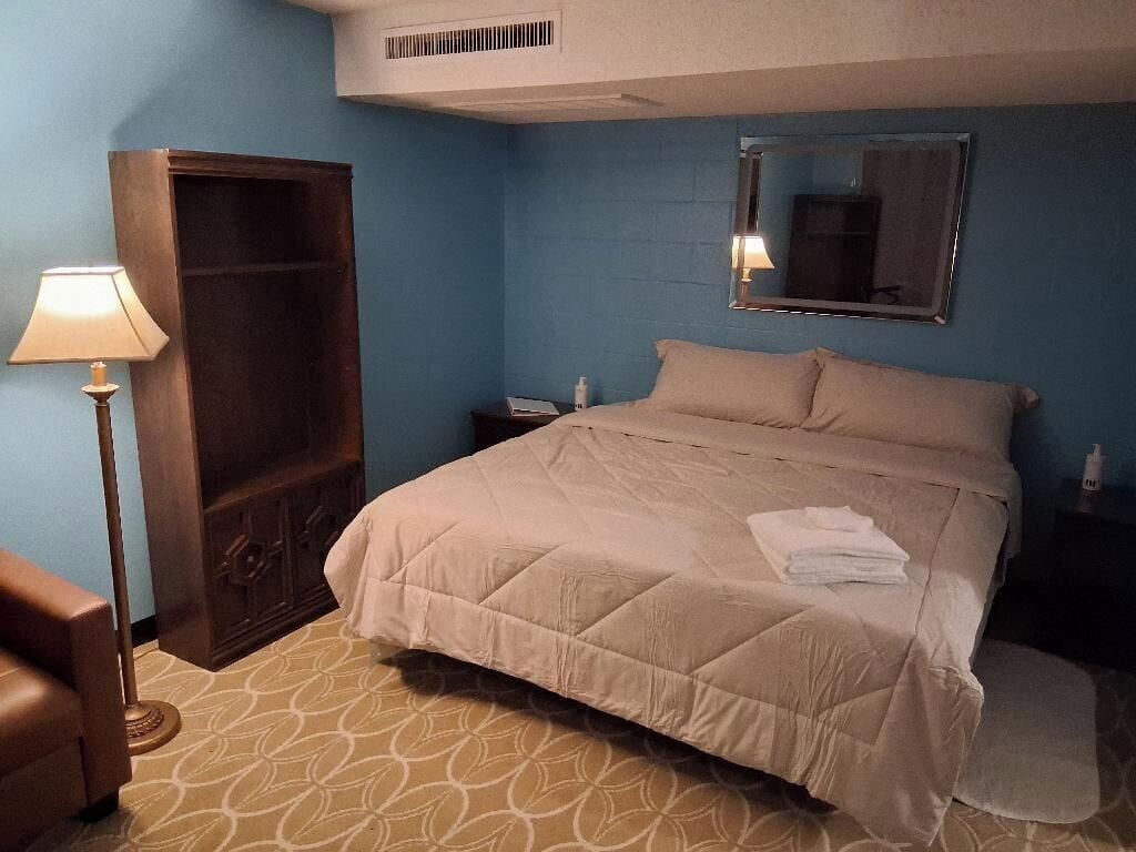 ผ้าม่านกันแสง, เตารีด/โต๊ะรีดผ้า, Wi-Fi ฟรี, ผ้าปูที่นอน