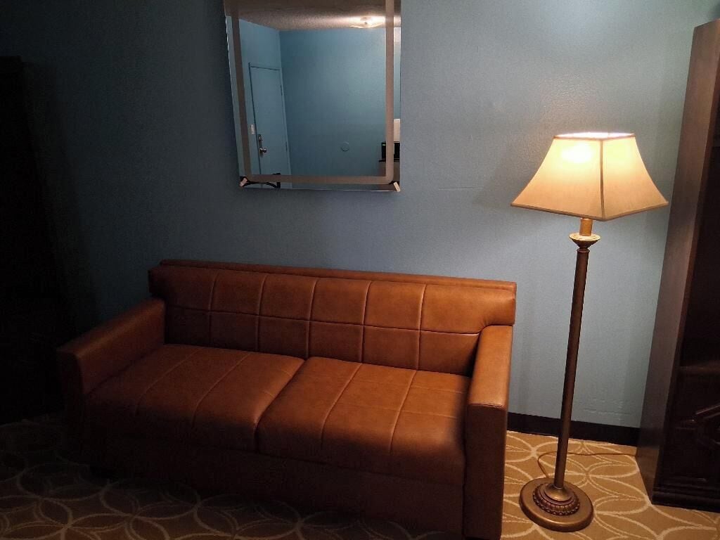 Een 55-inch ledtelevisie met kabelzenders