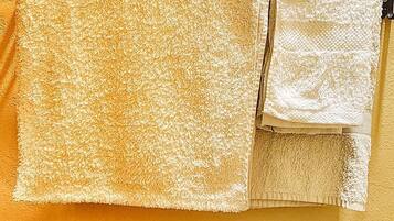 Habitación con 2 camas individuales, balcón | Baño | Pantuflas