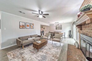 TV, fireplace - 3-bed house in Denton, pool, games, firepit in a huge private fenced yard (Denton)