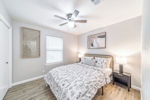 Iron/ironing board, free WiFi, bed sheets - 3-bed house in Denton, pool, games, firepit in a huge private fenced yard (Denton)
