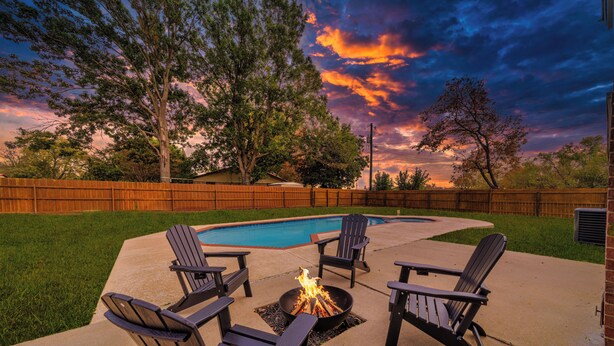 Terrace/patio - 3-bed house in Denton, pool, games, firepit in a huge private fenced yard (Denton)