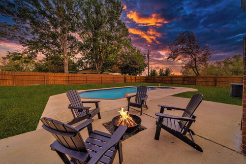 3-bed house in Denton, pool, games, firepit in a huge private fenced yard