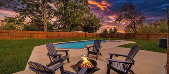 3-bed house in Denton, pool, games, firepit in a huge private fenced yard