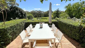 Outdoor dining - Coolaroo Beach House - Rural Bliss by the Coast (Berry)
