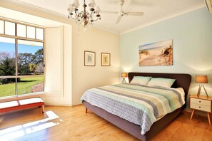 7 bedrooms, iron/ironing board, WiFi, bed sheets - Coolaroo Beach House - Rural Bliss by the Coast (Berry)