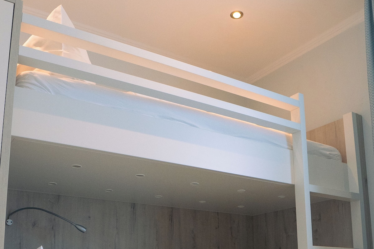 Habitació quàdruple superior | Escriptori i wifi gratuïta