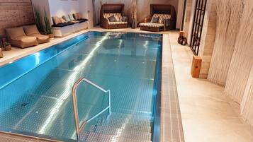 من حمّامات السباحة المغطاة