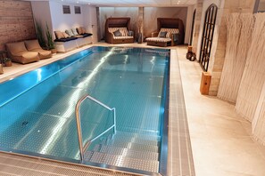 من حمّامات السباحة المغطاة