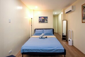 1 bedroom, WiFi, bed sheets - 4f Sikatuna (Quezon City)