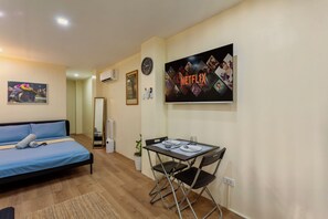 1 bedroom, WiFi, bed sheets - 4f Sikatuna (Quezon City)