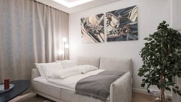 Desk, iron/ironing board, WiFi, bed sheets