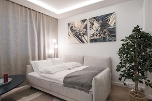 مكتب ومكواة/لوح كي وواي فاي وملاءات أسرّة