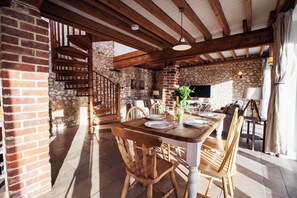 Outdoor dining - The Cart Shed, rustic holiday retreat in Dorset (Wareham)