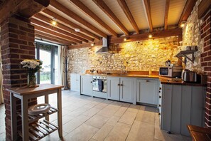Fridge, microwave, oven, dishwasher - The Cart Shed, rustic holiday retreat in Dorset (Wareham)