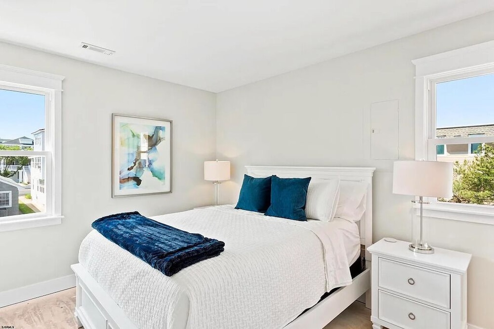 Curated visual reference: Fresh Look at Stylish 3Br Beach Condo W Vaulted Ceilings