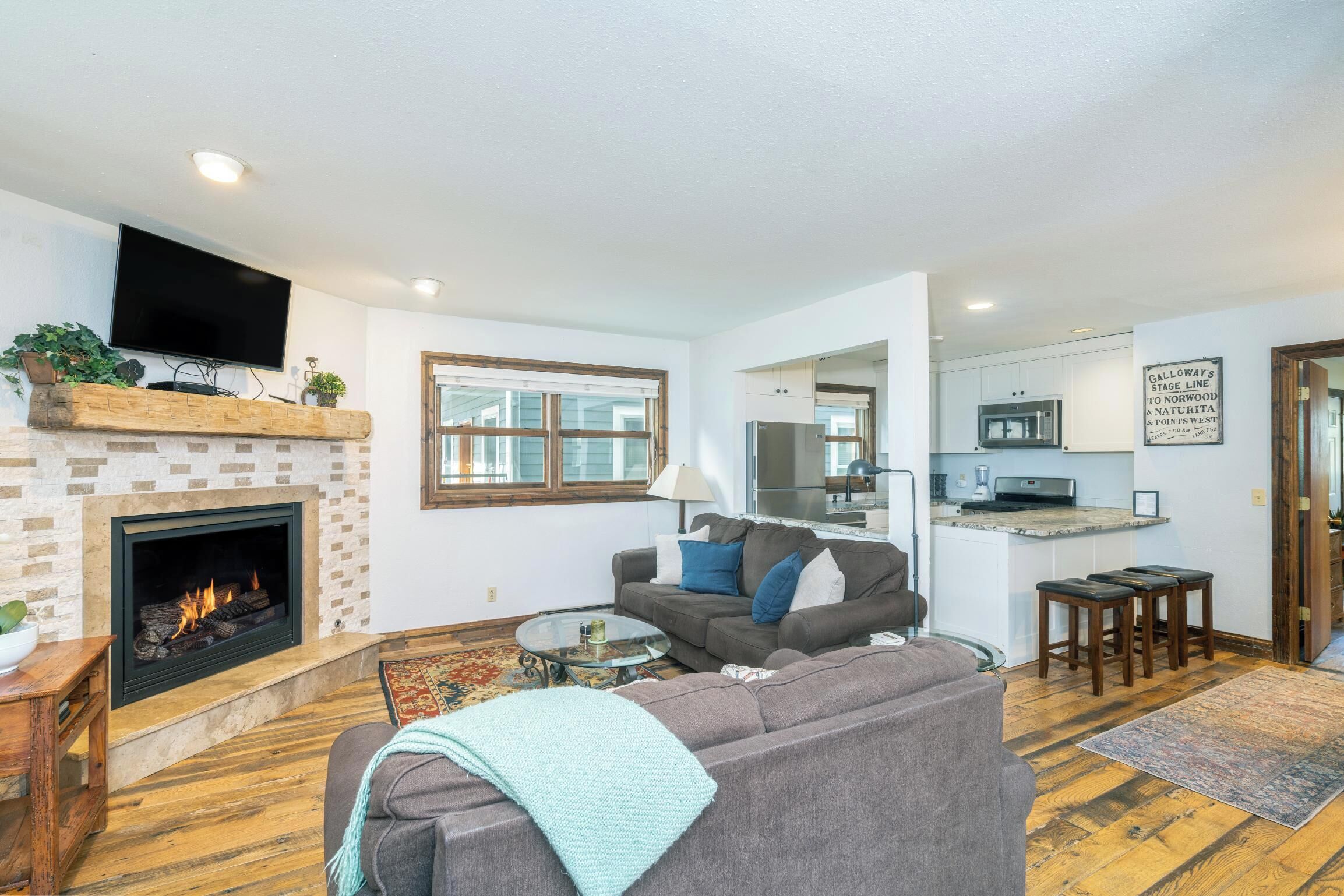 TV connectée, cheminée, livres