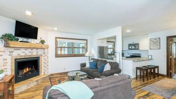 TV connectée, cheminée, livres